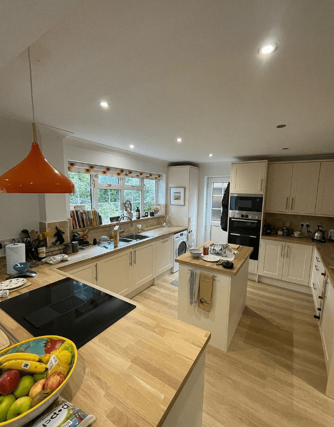 Kitchen with an oak worktop and a fruit bowl beside the hob