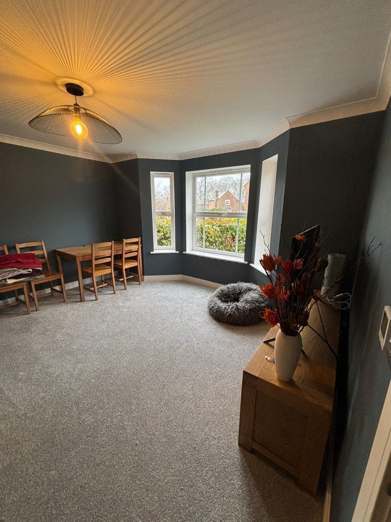 Dining area in a bay window with a panelled ceiling