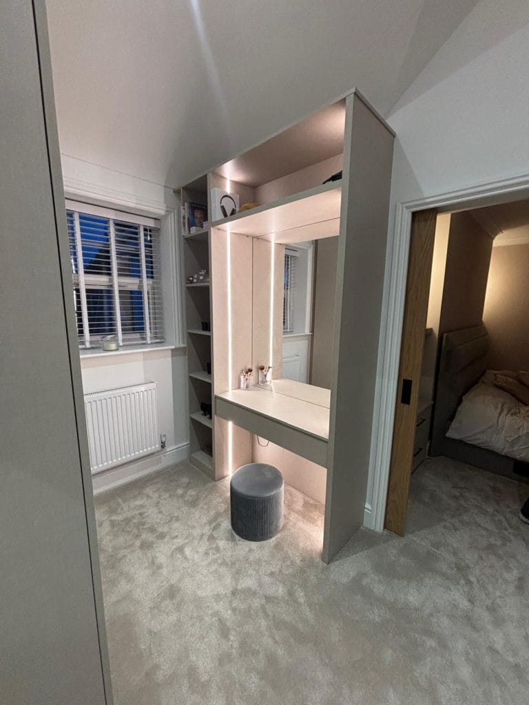 Bathroom with a bath, WC and an oak-effect floor